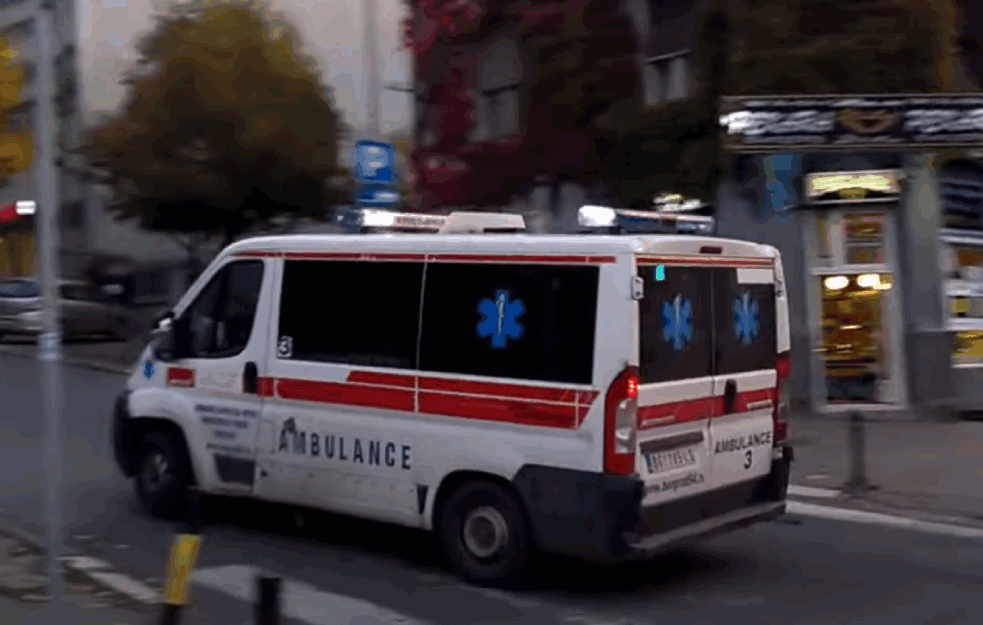 Teško povređen PEŠAK na Studentskom trgu, prevezen u Urgentni